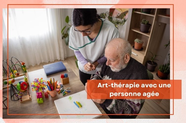 Une personne âgée dans une session de thérapie par l'art